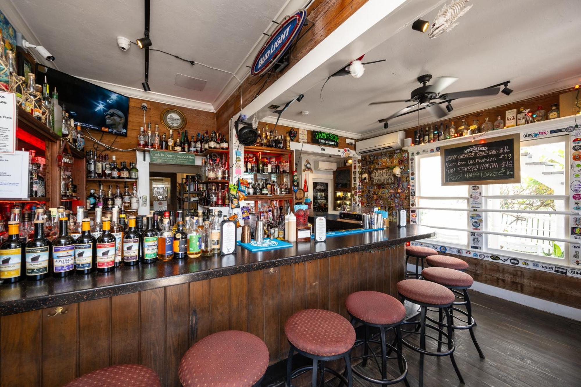 The Speakeasy Inn And Rum Bar Кей Уест Екстериор снимка